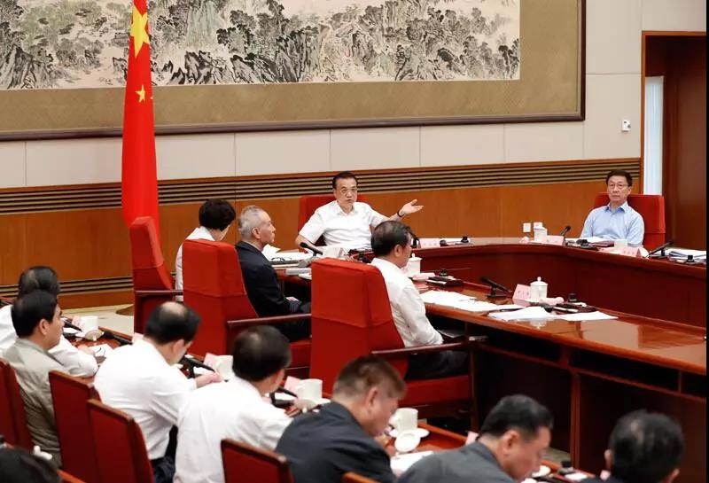 李克强:推动燃煤电厂和钢铁产能超低排放改造 促进工业炉窑全面达标排放